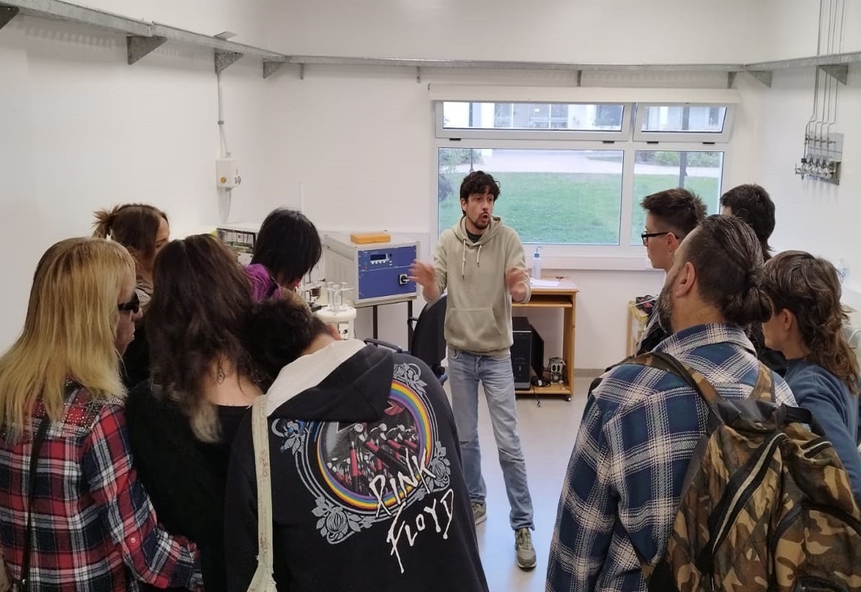 Estudiantes del plan FINES visitan el Instituto de Física La Plata