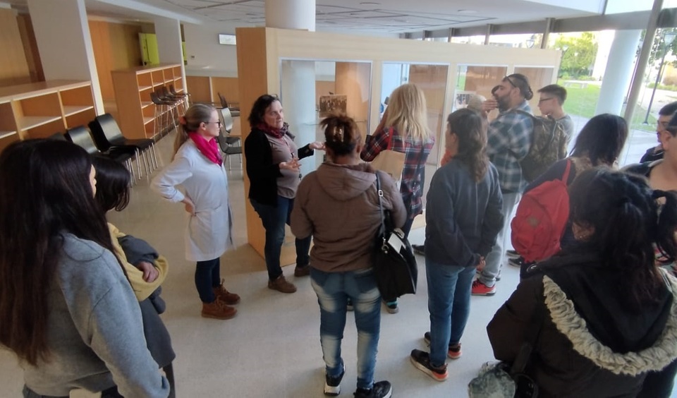 Estudiantes del plan FINES visitan el Instituto de Física La Plata